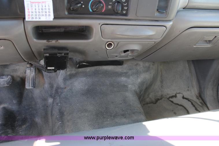 image for item J7735 2000 Ford F350 Super Duty utility truck