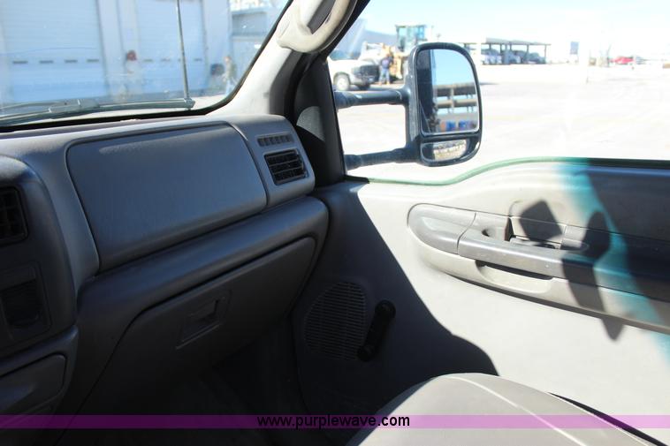 image for item J7735 2000 Ford F350 Super Duty utility truck