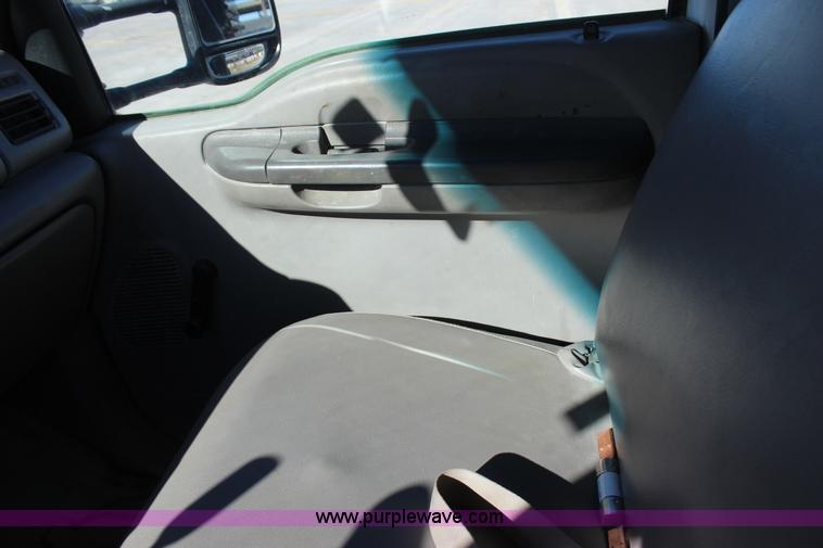 image for item J7735 2000 Ford F350 Super Duty utility truck