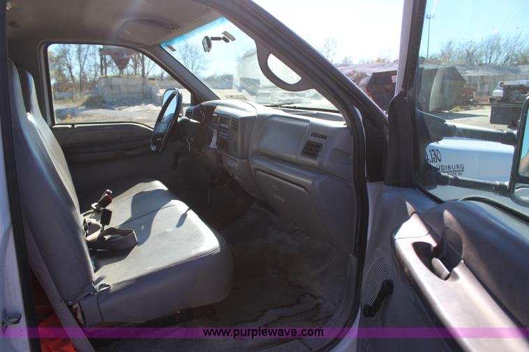 image for item J7735 2000 Ford F350 Super Duty utility truck