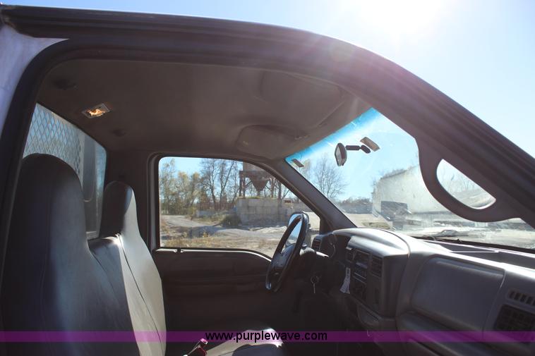 image for item J7735 2000 Ford F350 Super Duty utility truck