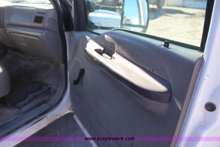 image for item J7735 2000 Ford F350 Super Duty utility truck