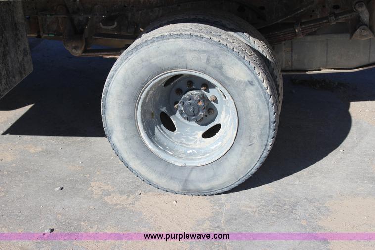 image for item J7735 2000 Ford F350 Super Duty utility truck