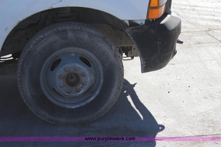 image for item J7735 2000 Ford F350 Super Duty utility truck