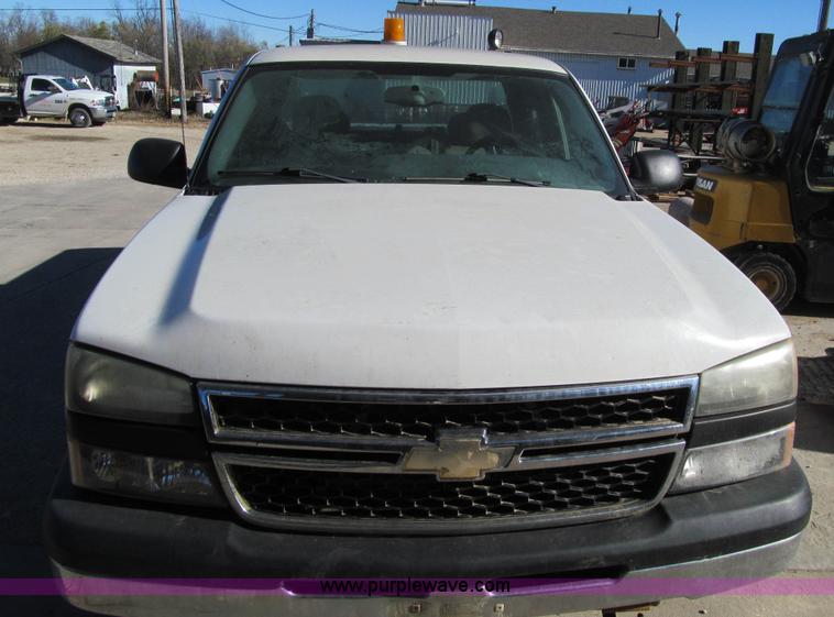 image for item L1821 2006 Chevrolet Silverado 1500 Ext. Cab pickup truck