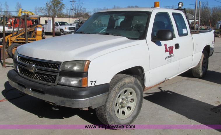 image for item L1821 2006 Chevrolet Silverado 1500 Ext. Cab pickup truck