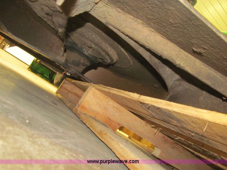 image for item L1832 2011 John Deere 1565 Series II lawn tractor