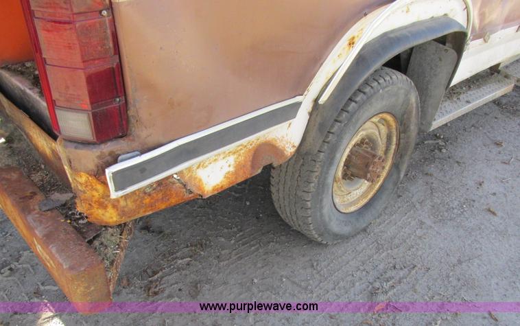 image for item L4122 1986 Ford F350 pickup truck