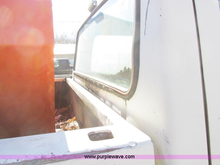 image for item L4122 1986 Ford F350 pickup truck