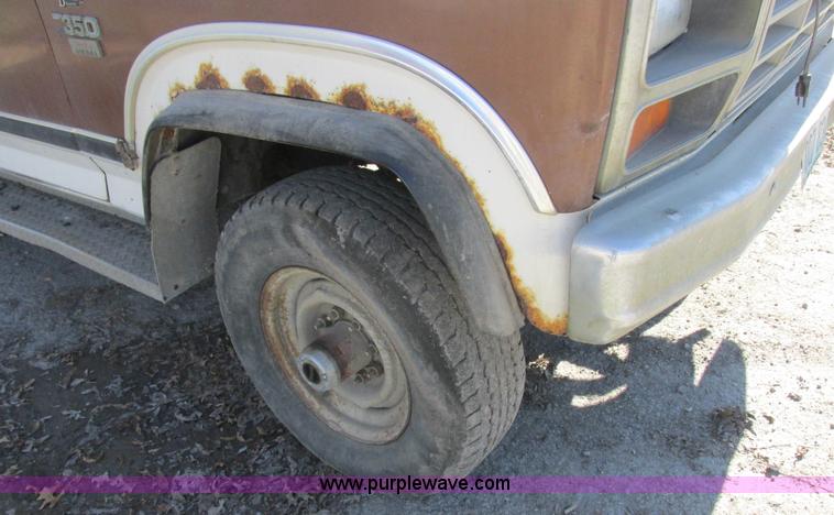 image for item L4122 1986 Ford F350 pickup truck