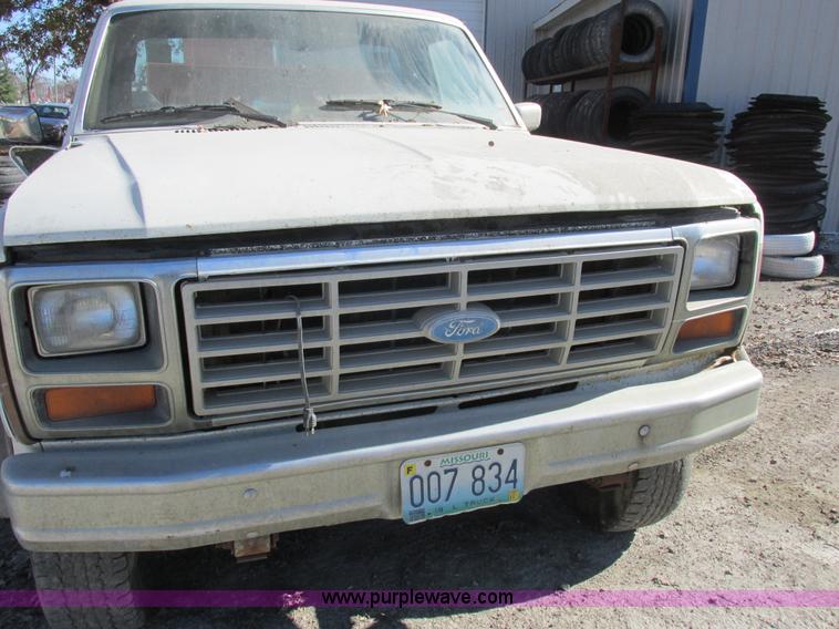 image for item L4122 1986 Ford F350 pickup truck