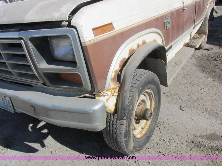 image for item L4122 1986 Ford F350 pickup truck