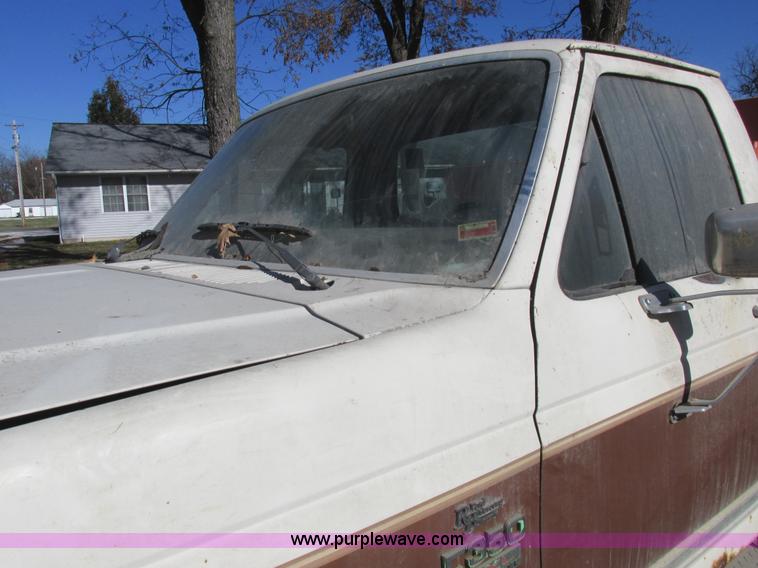 image for item L4122 1986 Ford F350 pickup truck