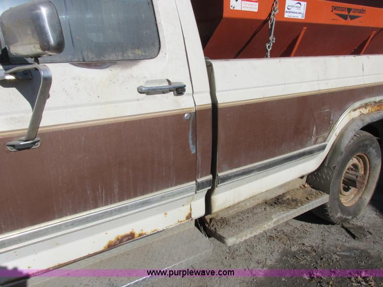 image for item L4122 1986 Ford F350 pickup truck