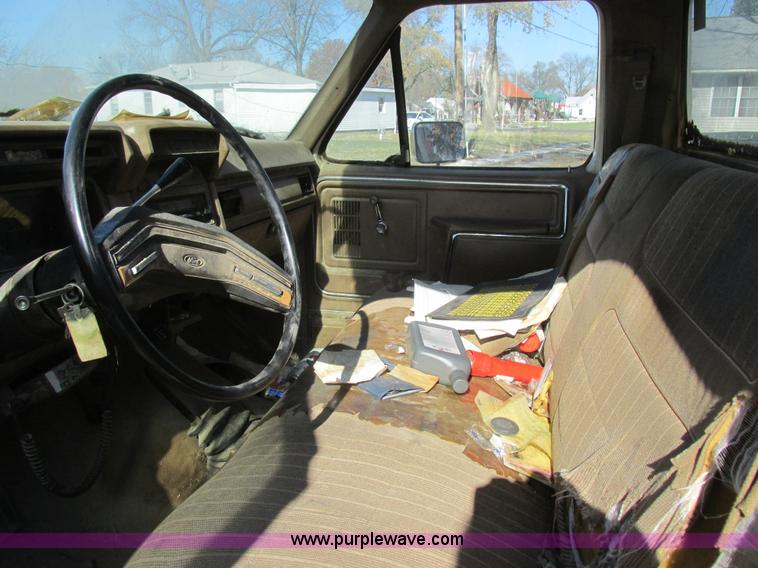 image for item L4122 1986 Ford F350 pickup truck