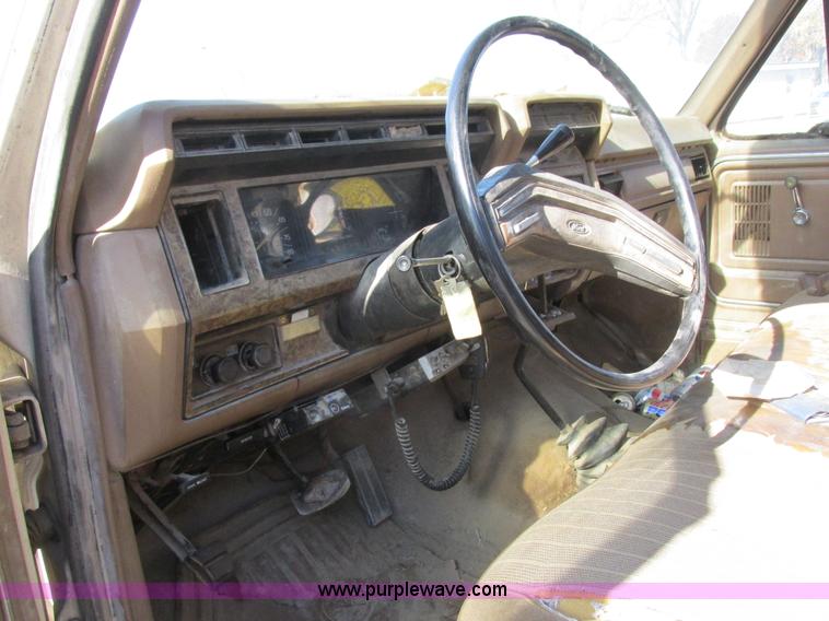 image for item L4122 1986 Ford F350 pickup truck