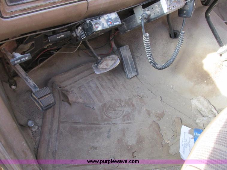 image for item L4122 1986 Ford F350 pickup truck