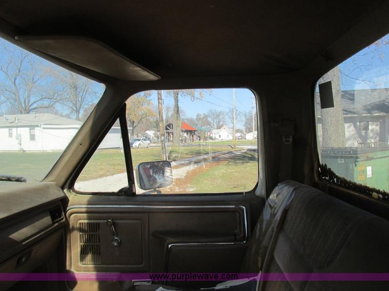 image for item L4122 1986 Ford F350 pickup truck