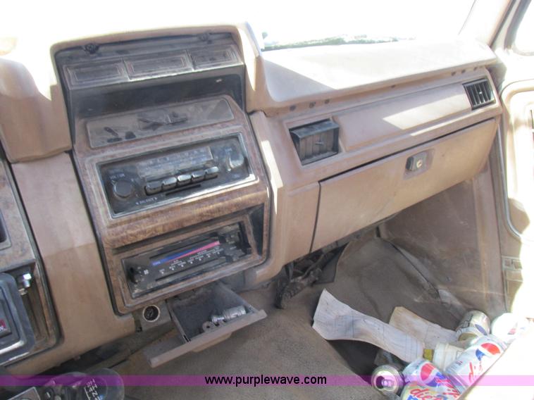 image for item L4122 1986 Ford F350 pickup truck