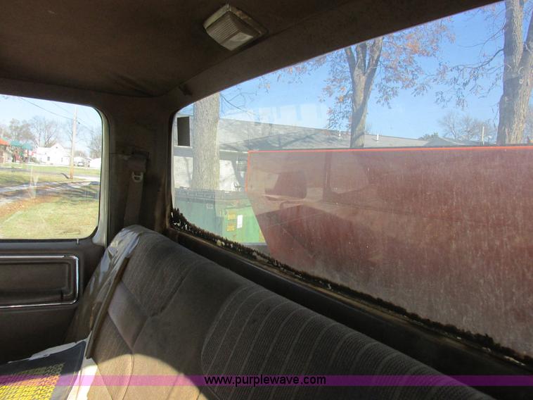 image for item L4122 1986 Ford F350 pickup truck