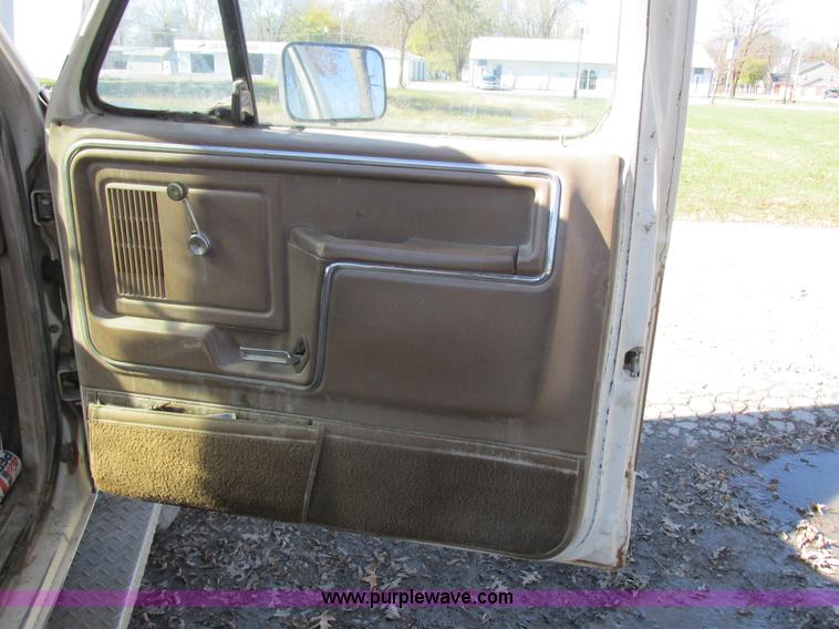 image for item L4122 1986 Ford F350 pickup truck