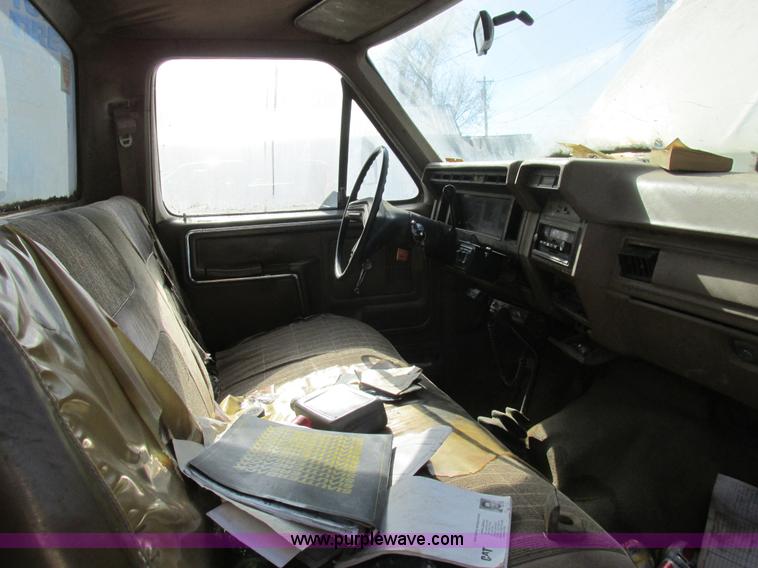 image for item L4122 1986 Ford F350 pickup truck