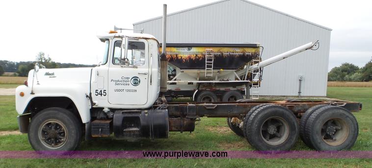 image for item L5040 1982 Mack R686ST truck cab and chassis