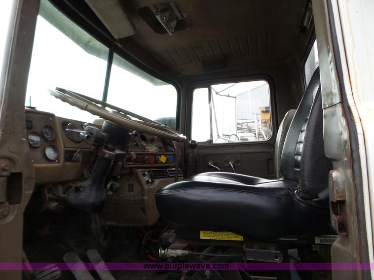 image for item L5040 1982 Mack R686ST truck cab and chassis