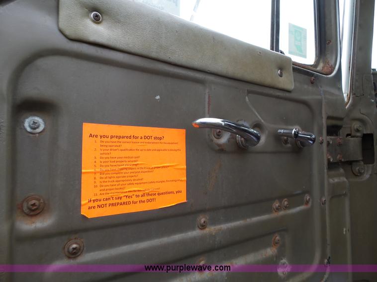 image for item L5040 1982 Mack R686ST truck cab and chassis