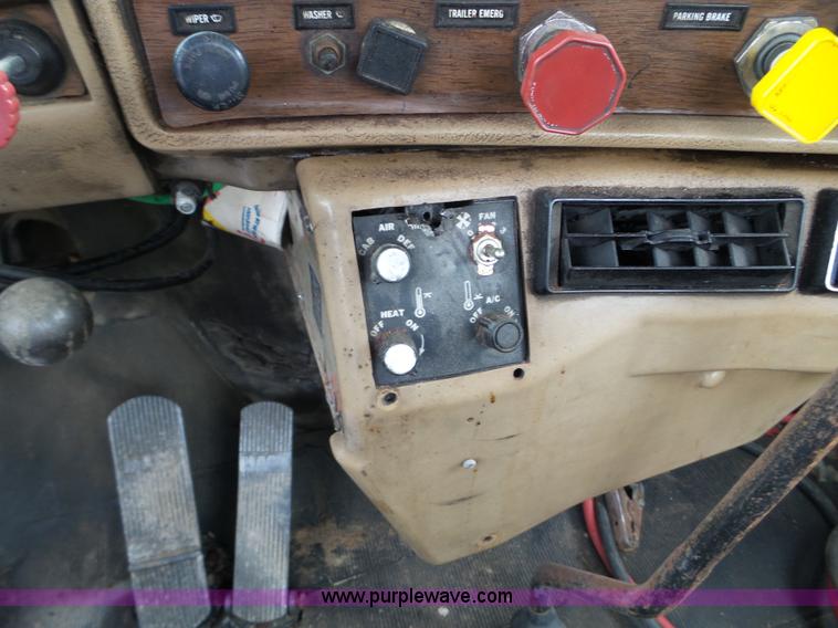 image for item L5040 1982 Mack R686ST truck cab and chassis