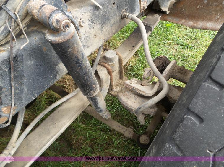 image for item L5040 1982 Mack R686ST truck cab and chassis