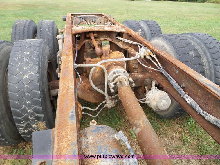 image for item L5040 1982 Mack R686ST truck cab and chassis