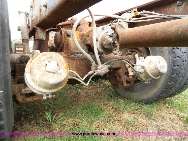 image for item L5040 1982 Mack R686ST truck cab and chassis