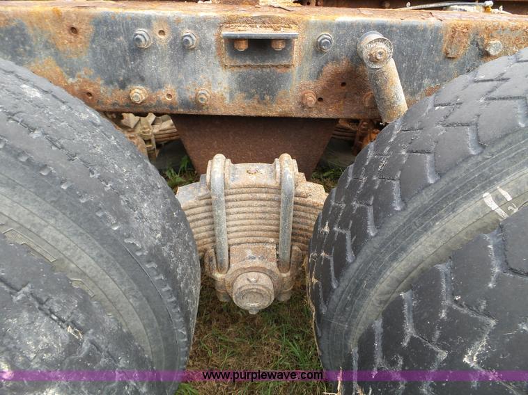 image for item L5040 1982 Mack R686ST truck cab and chassis