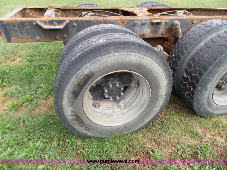 image for item L5040 1982 Mack R686ST truck cab and chassis