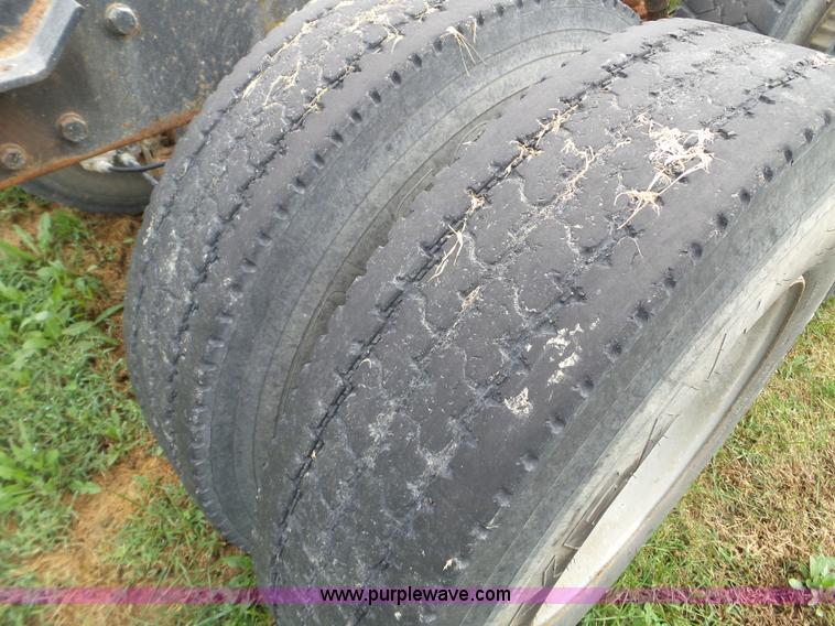 image for item L5040 1982 Mack R686ST truck cab and chassis