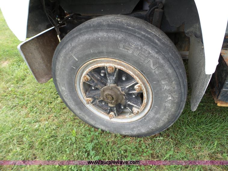 image for item L5040 1982 Mack R686ST truck cab and chassis