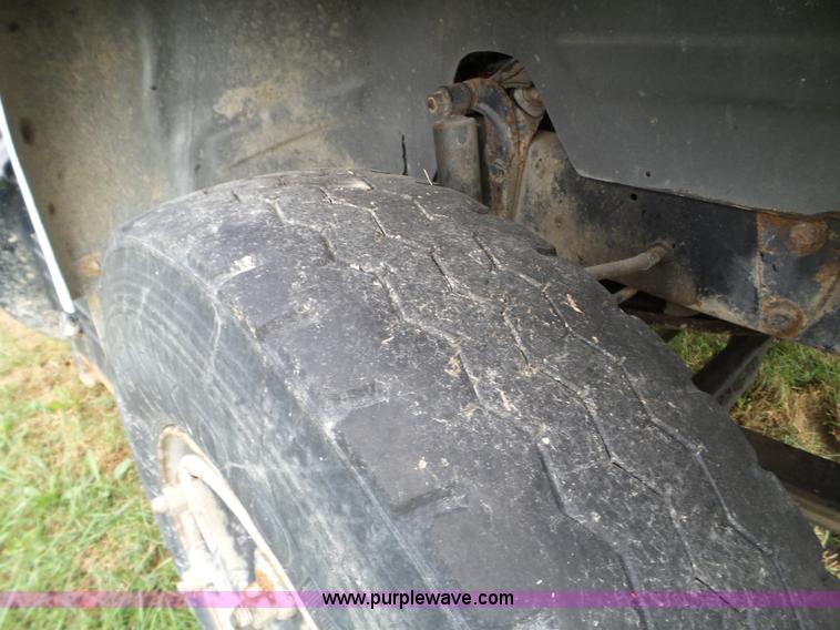 image for item L5040 1982 Mack R686ST truck cab and chassis