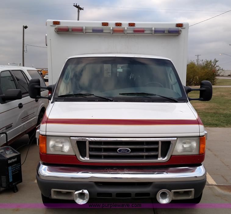image for item L6020 2006 Ford Econoline E450 ambulance
