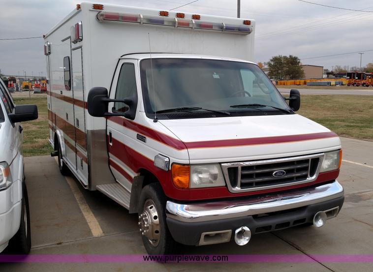 image for item L6020 2006 Ford Econoline E450 ambulance