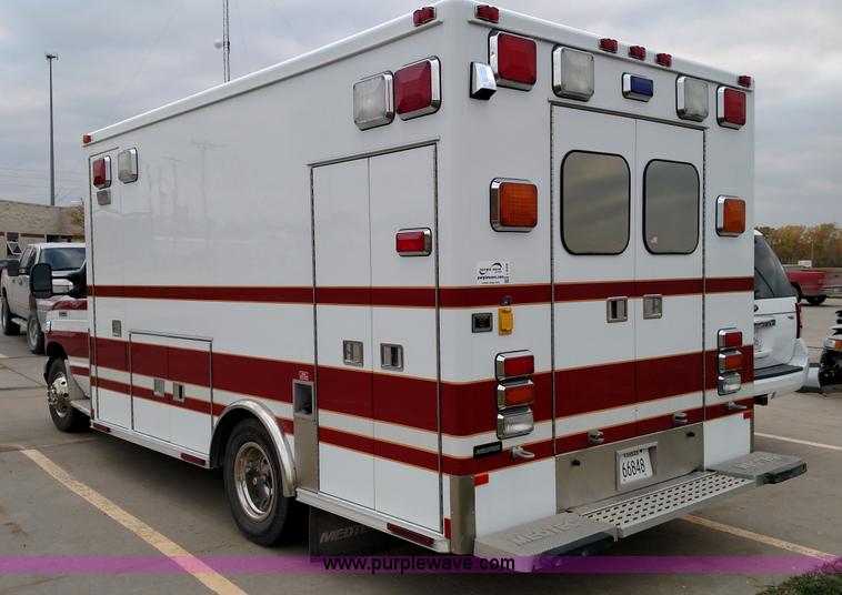 image for item L6020 2006 Ford Econoline E450 ambulance