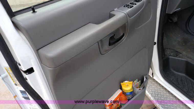 image for item L6020 2006 Ford Econoline E450 ambulance