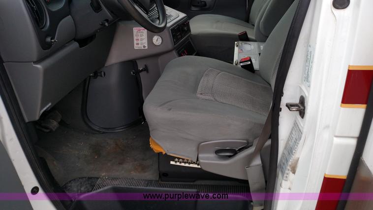 image for item L6020 2006 Ford Econoline E450 ambulance
