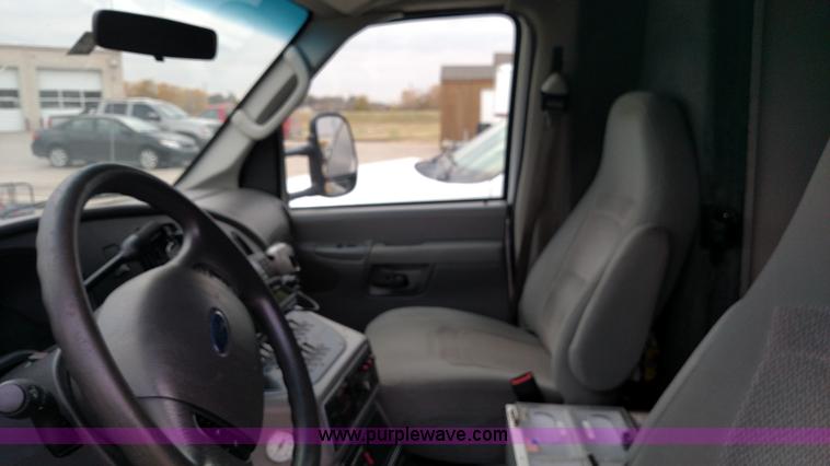 image for item L6020 2006 Ford Econoline E450 ambulance