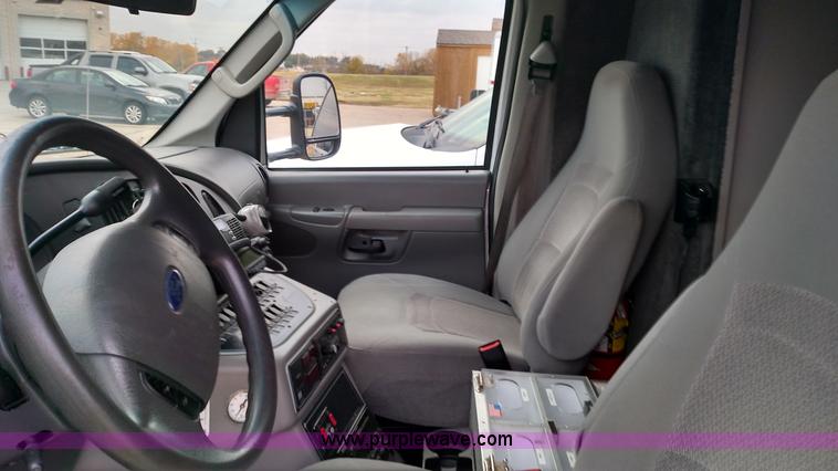 image for item L6020 2006 Ford Econoline E450 ambulance