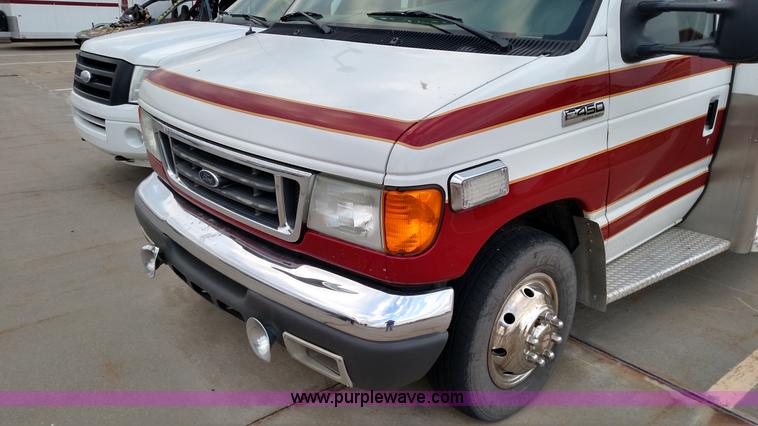 image for item L6020 2006 Ford Econoline E450 ambulance
