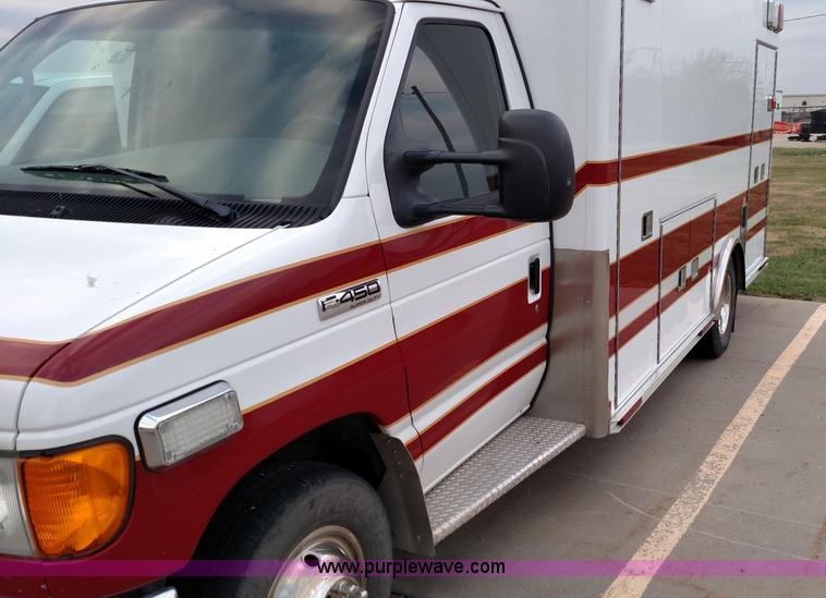 image for item L6020 2006 Ford Econoline E450 ambulance