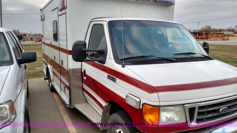 image for item L6020 2006 Ford Econoline E450 ambulance