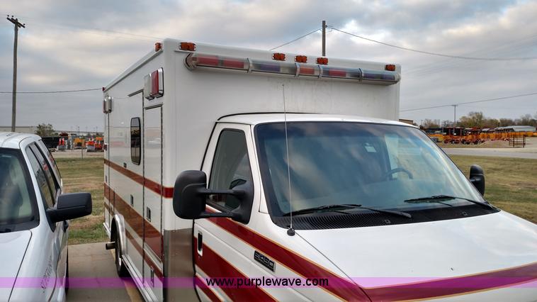image for item L6020 2006 Ford Econoline E450 ambulance