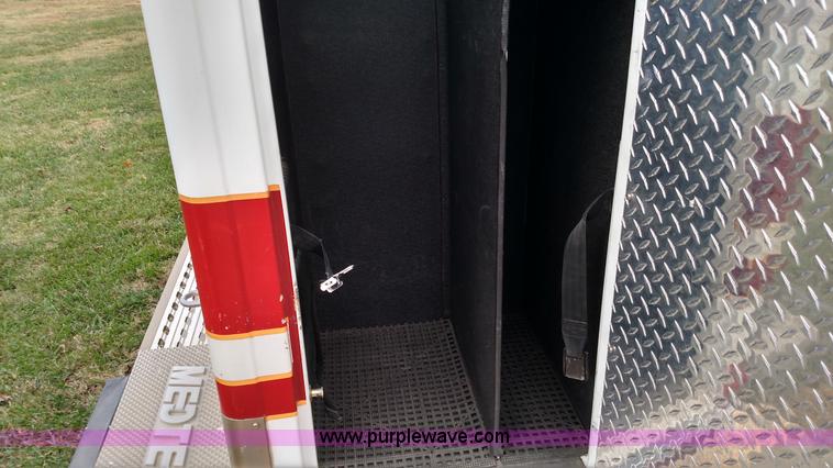 image for item L6020 2006 Ford Econoline E450 ambulance